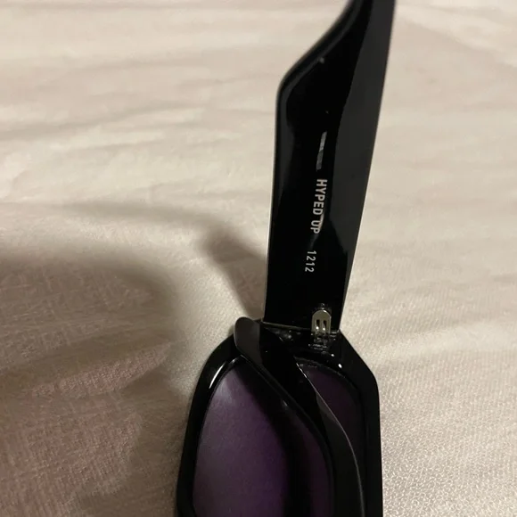 Quay Hyped Up Sunglasses - Picture 3 of 6